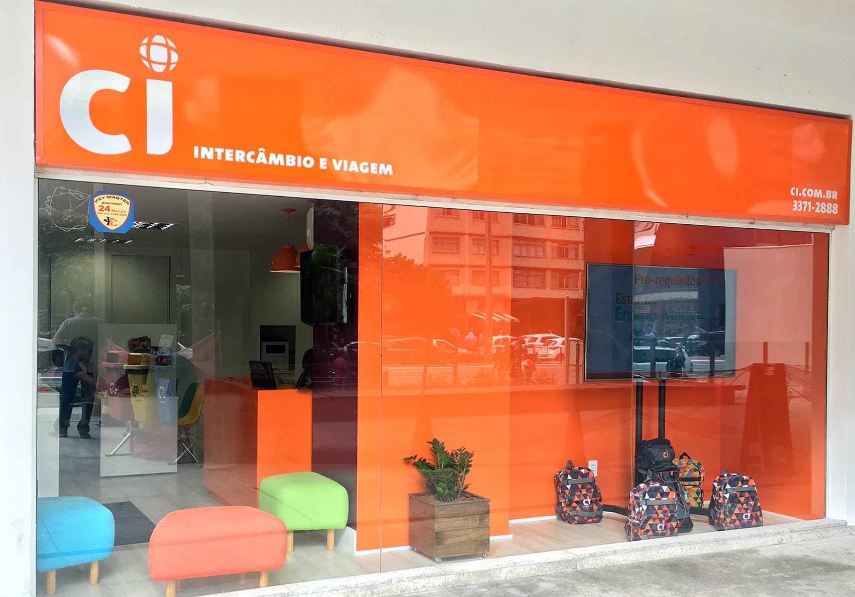 Já pensou em fazer uma graduação no exterior? Saiba como se preparar para ingressar em uma universidade fora do país