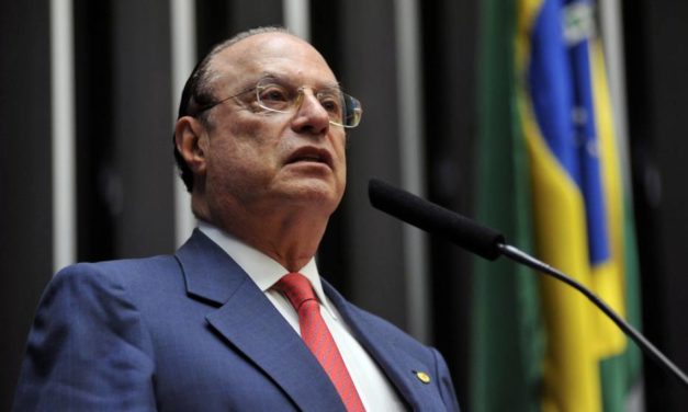 Maluf deixa hospital em Brasília e vai cumprir prisão domiciliar em SP