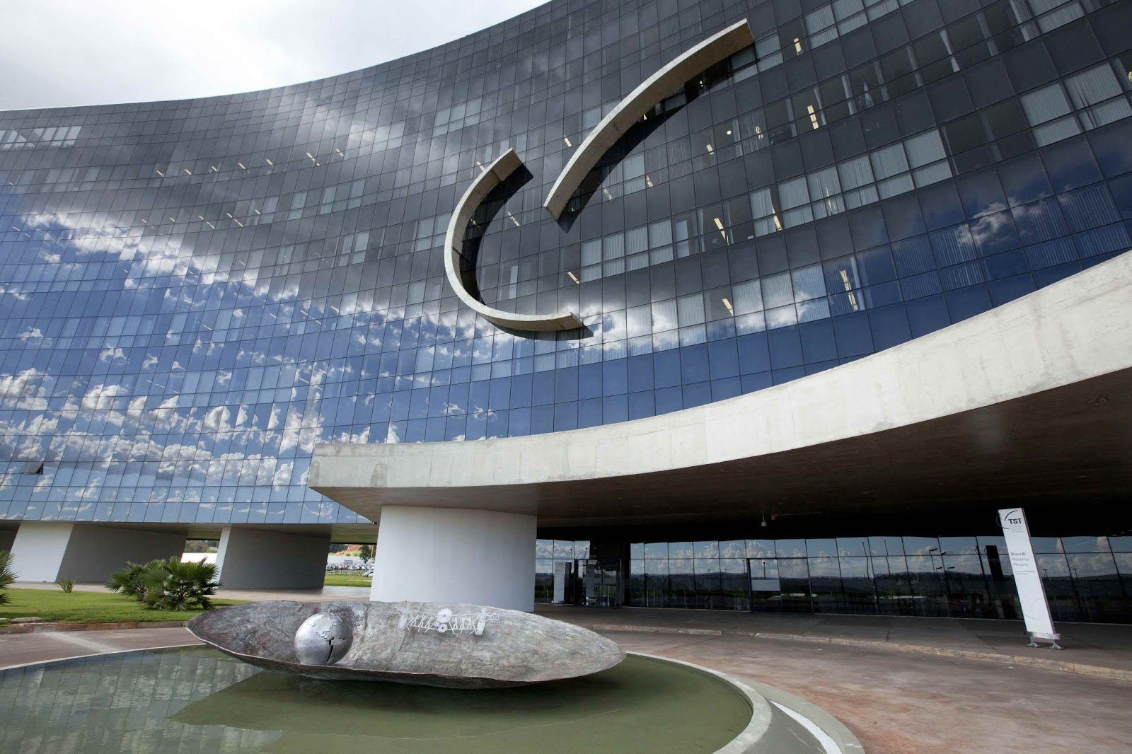 TST mantém reintegração e plano de saúde de empregado até conclusão de ação trabalhista TST mantém reintegração e plano de saúde de empregado até conclusão de ação trabalhista