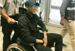 Usando cadeira de rodas, Neymar chega ao Brasil para cirurgia
