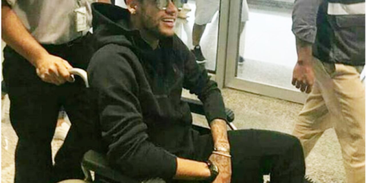 Usando cadeira de rodas, Neymar chega ao Brasil para cirurgia