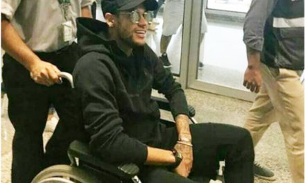 Usando cadeira de rodas, Neymar chega ao Brasil para cirurgia