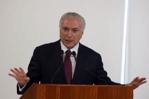 Temer lamenta tiros contra caravana de Lula e relaciona com clima de “uns contra outros”