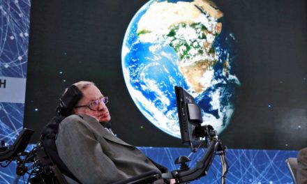 Stephen Hawking, físico britânico, morre aos 76 anos