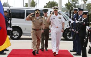 Comandantes militares dos EUA e da Colômbia pressionam Forças Armadas da Venezuela