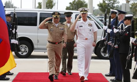 Comandantes militares dos EUA e da Colômbia pressionam Forças Armadas da Venezuela
