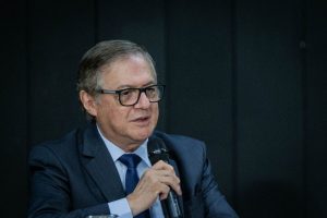 MEC pede para que escolas filmem alunos cantando o hino nacional