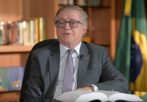 Ministro diz que errou ao pedir filmagem de crianças cantando hino sem permissão dos pais