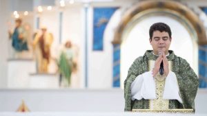 Justiça condena organização que extorquiu mais de R$ 2 milhões do padre Robson