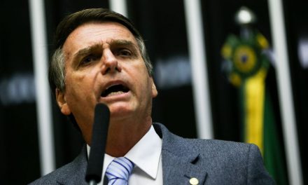 Bolsonaro participa de assinaturas de contratos no setor elétrico