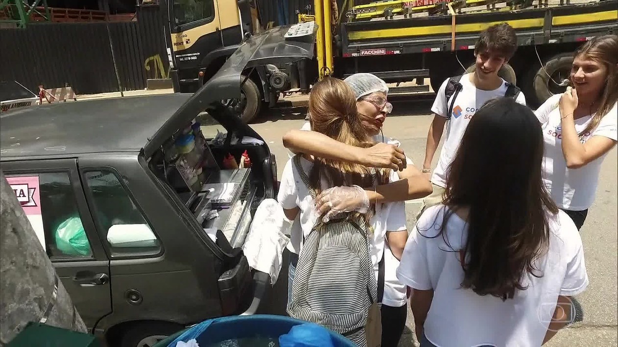 Alunos de faculdade se unem para ajudar vendedora que perdeu carro em chuva Alunos de faculdade se unem para ajudar vendedora que perdeu carro em chuva