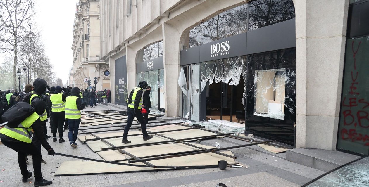Coletes amarelos entram em confronto com a polícia em Paris no 18º sábado de mobilização