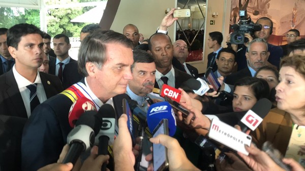 ‘Página virada’, diz Bolsonaro sobre crise com Rodrigo Maia