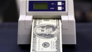 Após manobra na Câmara, dólar chega aos R$ 3,95 nesta quarta; Bolsa cai mais de 2%