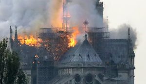 Incêndio atinge a catedral de Notre-Dame, um dos símbolos da França
