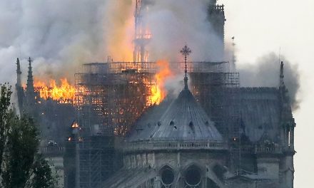 Incêndio atinge a catedral de Notre-Dame, um dos símbolos da França