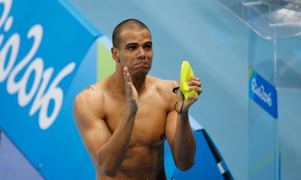 Nadador paralímpico André Brasil é considerado inapto para competir