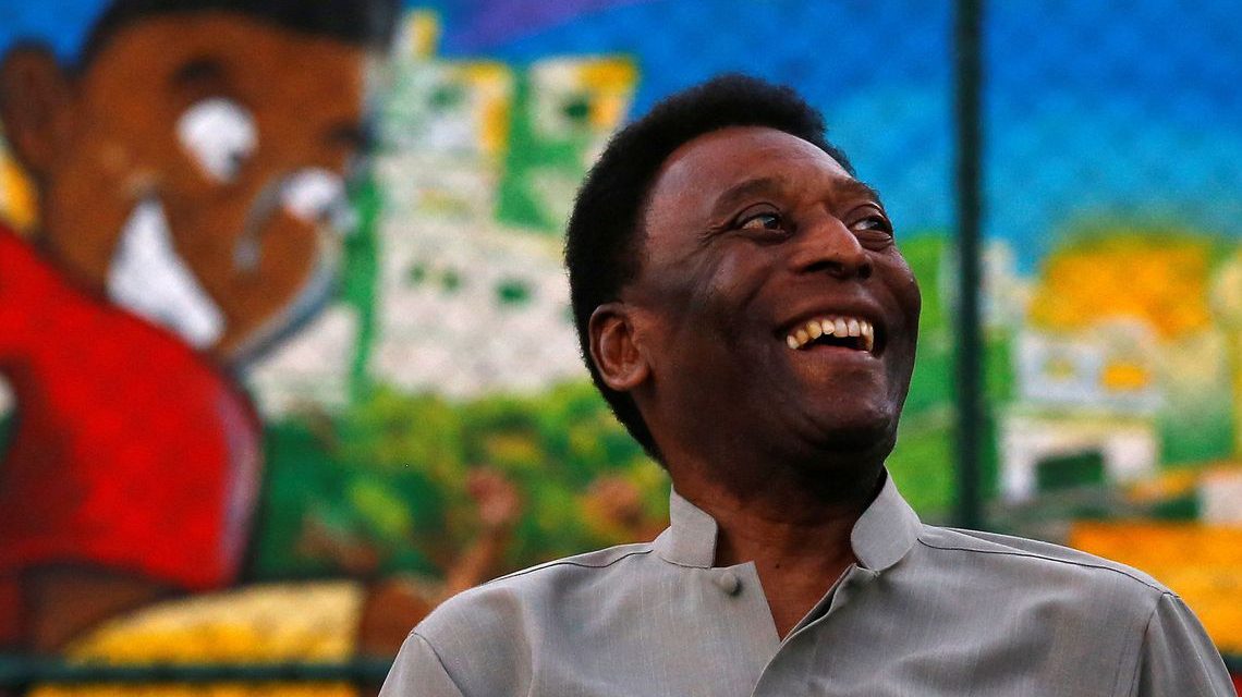 Pelé passa mal e é medicado em Paris, diz imprensa