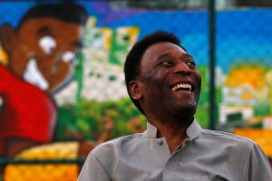 Pelé passa mal e é medicado em Paris, diz imprensa