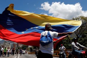 Opositores de Maduro preparam protestos para 1º de maio