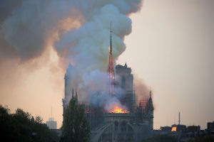 França vai criar fundo para reconstrução da Notre-Dame