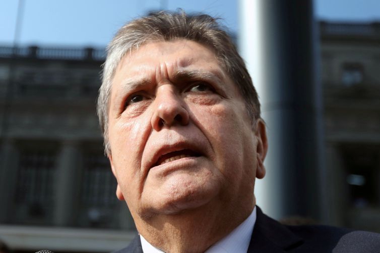 Ex-presidente do Peru morre após dar tiro na cabeça ao ser preso