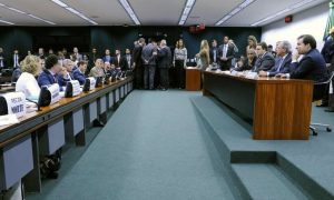 Audiência na Câmara termina em tumulto após bate-boca entre Paulo Guedes e deputado