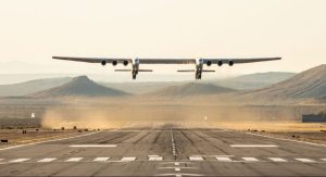 Maior avião do mundo decola na Califórnia; envergadura é maior que campo de futebol