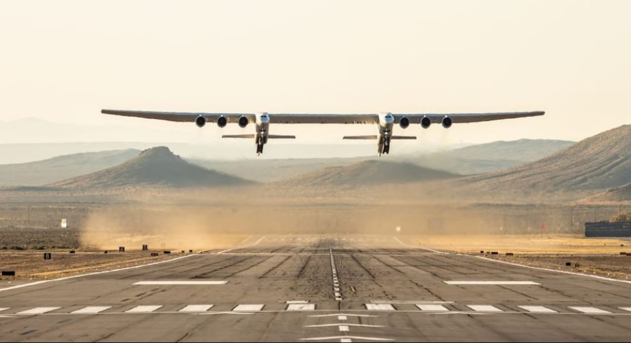Maior avião do mundo decola na Califórnia; envergadura é maior que campo de futebol Maior avião do mundo decola na Califórnia; envergadura é maior que campo de futebol