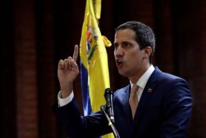 Guaidó diz que recebeu apoio de militares e ameaça depor Maduro