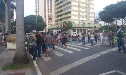 Servidores da Educação do Estado de Goiás deflagram greve em assembleia