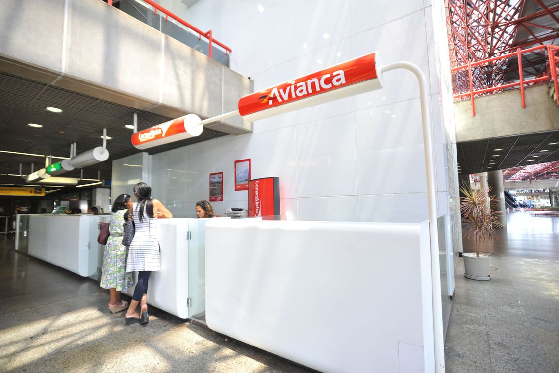Avianca cancela 180 voos de hoje até quarta-feira Avianca cancela 180 voos de hoje até quarta-feira