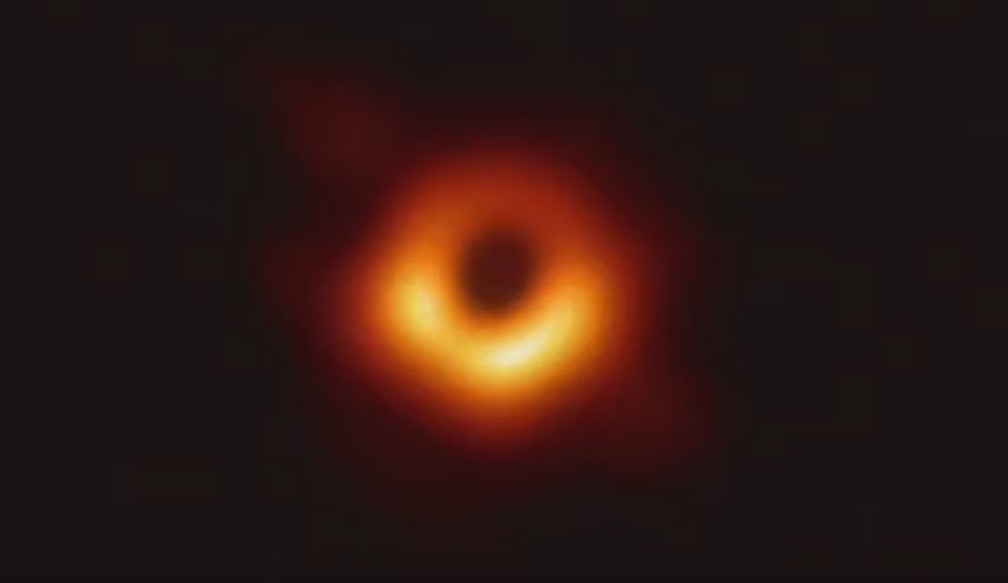 Astrônomos apresentam a primeira imagem de um buraco negro já registrada