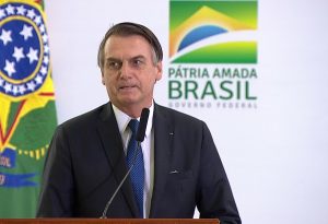 Bolsonaro assina projeto de lei que pretende regulamentar a educação domiciliar no Brasil
