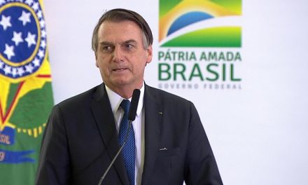 Bolsonaro assina projeto de lei que pretende regulamentar a educação domiciliar no Brasil
