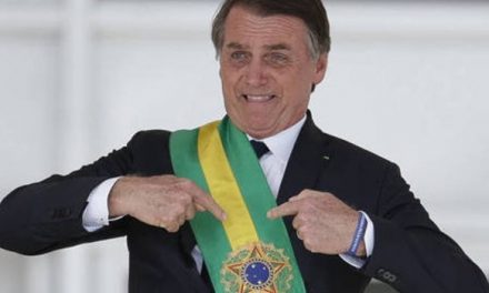 CCJ aprova título de cidadão goiano ao presidente Jair Bolsonaro