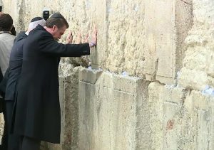 Bolsonaro visita Muro das Lamentações ao lado de Netanyahu