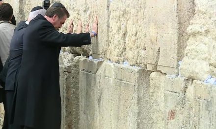 Bolsonaro visita Muro das Lamentações ao lado de Netanyahu