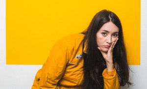 Conheça BRVNKS, a cantora goiana que abriu o palco principal do Lollapalooza com indie pop rock