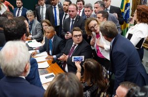 Sem acordo na CCJ, votação da reforma é adiada