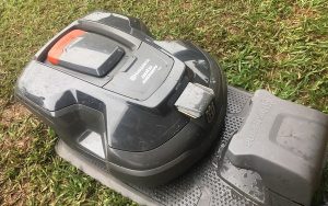 Robô que corta grama sozinho é lançado durante a Tecnoshow 2019, em Rio Verde