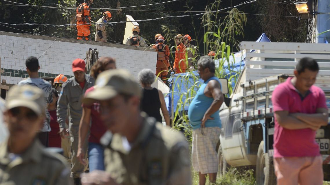 Número de mortos no desabamento de prédios no Rio chega a 15