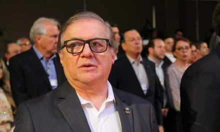 Bolsonaro anuncia demissão de Vélez e diz que Abraham Weintraub será o novo ministro da Educação