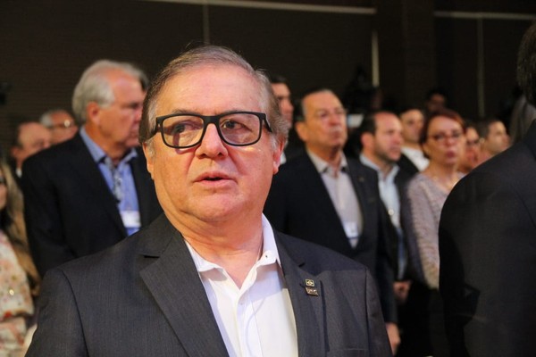Bolsonaro anuncia demissão de Vélez e diz que Abraham Weintraub será o novo ministro da Educação