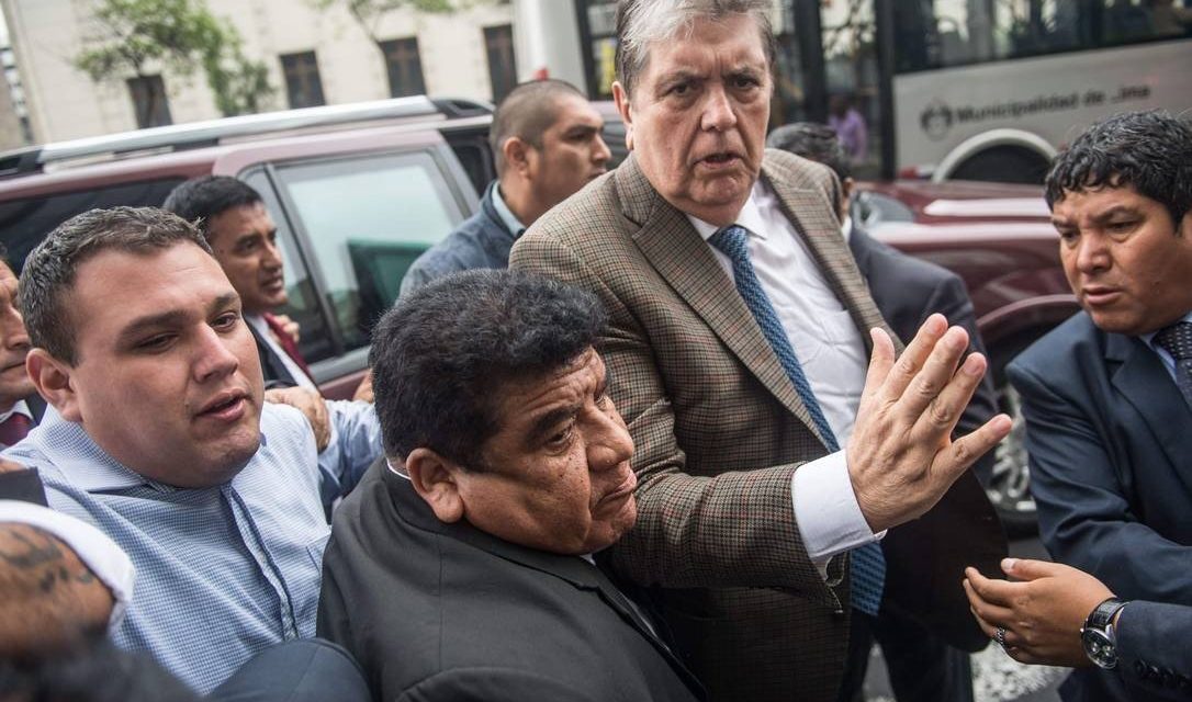 Ex-presidente do Peru tenta suicídio depois de receber ordem de prisão no caso Odebrecht