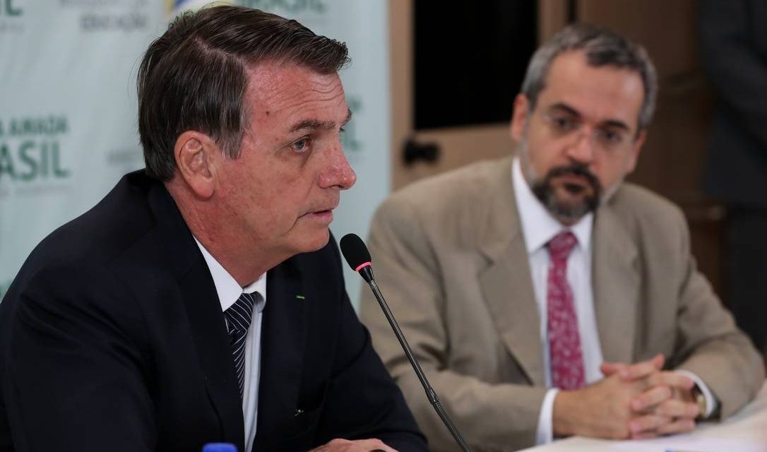 Bolsonaro confirma cortes em cursos de Humanas e diz que dinheiro do contribuinte deve ir para ‘leitura, escrita e fazer conta’