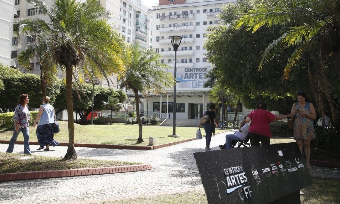 MEC vai cortar verba de universidades que tiverem ‘baixo desempenho’ e fizerem ‘balbúrdia’ MEC vai cortar verba de universidades que tiverem ‘baixo desempenho’ e fizerem ‘balbúrdia’