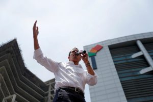 Após levante frustrado, Juan Guaidó faz nova tentativa de voltar militares contra Nicolás Maduro