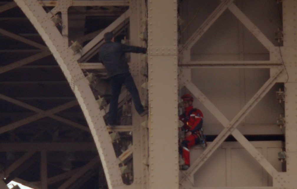Torre Eiffel é esvaziada após homem ser visto escalando a estrutura
