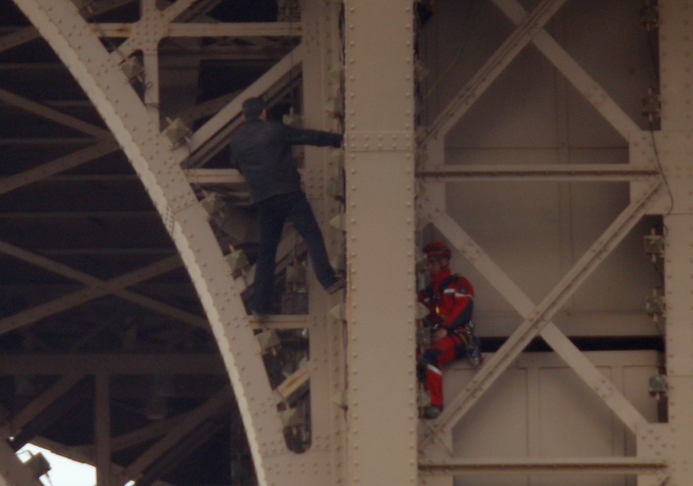 Torre Eiffel é esvaziada após homem ser visto escalando a estrutura Torre Eiffel é esvaziada após homem ser visto escalando a estrutura